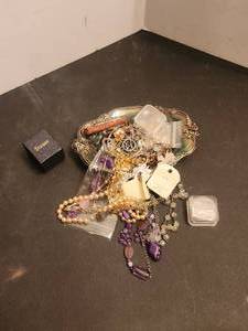 lot 58 image: Generous selection of costume jewelry