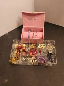 lot 59 image: Generous selection of costume jewelry