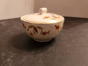 lot 109 image: Halls Superior Quality Kitchenware - Jewel Tea Autumn Leaf - drip-grease jar - by Mary Dunbar