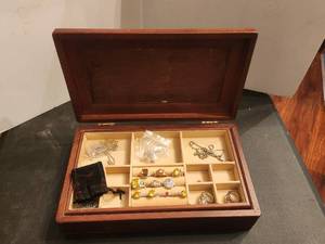 lot 112 image: Jewelry box with contents