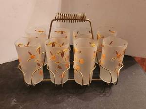 lot 115 image: Halls Superior Quality Kitchenware - Jewel Tea Autumn Leaf - 8 frosted drinking glasses & metal carry tray - by Mary Dunbar