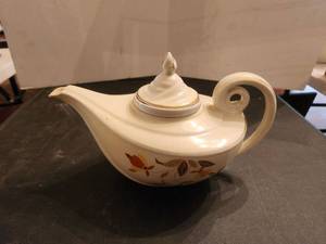 lot 125 image: Halls Superior Quality Kitchenware - Jewel Tea Autumn Leaf - Aladdin tea pot wlid & infuser - by Mary Dunbar - has crack