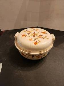 lot 128 image: Halls Superior Quality Kitchenware - Jewel Tea Autumn Leaf - Baking dish- by Mary Dunbar