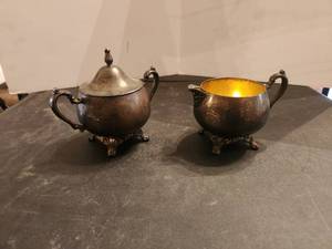 lot 133 image: Oneida silverplate - Creamer and sugar bowl