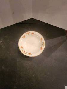 lot 135 image: Halls Superior Quality Kitchenware - Jewel Tea Autumn Leaf - 8-bread & butter or berry bowls- by Mary Dunbar