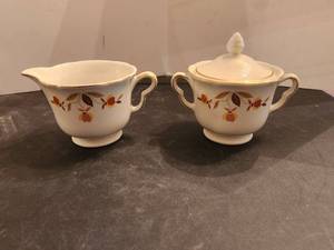 lot 136 image: Halls Superior Quality Kitchenware - Jewel Tea Autumn Leaf - Creamer & Sugar bowl - by Mary Dunbar