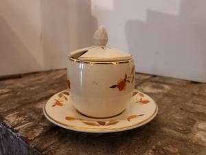 lot 148 image: Halls Superior Quality Kitchenware - Jewel Tea Autumn Leaf - marmalade jar- by Mary Dunbar