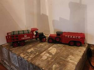 lot 147 image: Selection of 2 Texaco collectors trucks