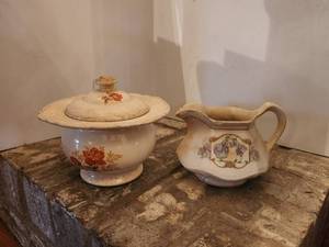 lot 146 image: Selection of vintage china pieces