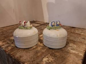 lot 145 image: Selection of 2 trinket boxes