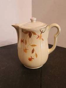 lot 166 image: Halls Superior Quality Kitchenware - Jewel Tea Autumn Leaf - Coffee pot with lid - by Mary Dunbar
