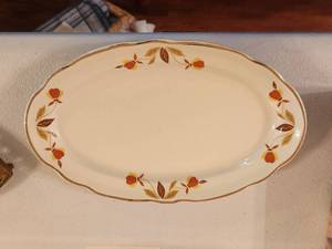 lot 209 image: Halls Superior Quality Kitchenware - Jewel Tea Autumn Leaf - Serving tray - by Mary Dunbar