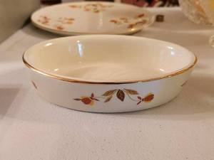 lot 211 image: Halls Superior Quality Kitchenware - Jewel Tea Autumn Leaf - oval fort pit baker - by Mary Dunbar