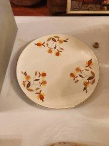 lot 212 image: Halls Superior Quality Kitchenware - Jewel Tea Autumn Leaf - cake plate - by Mary Dunbar