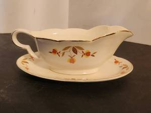lot 253 image: Halls Superior Quality Kitchenware - Jewel Tea Autumn Leaf - gravy boat & underplate - by Mary Dunbar