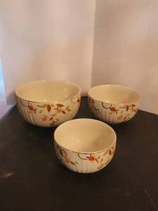 lot 248 image: Halls Superior Quality Kitchenware - Jewel Tea Autumn Leaf - 3 - mixing bowls - by Mary Dunbar