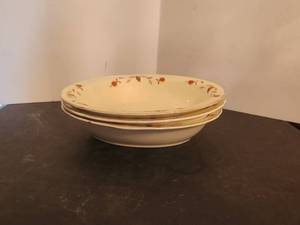 lot 247 image: Halls Superior Quality Kitchenware - Jewel Tea Autumn Leaf - 3 serving bowls - by Mary Dunbar