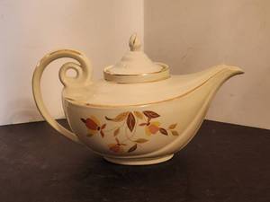 lot 236 image: Halls Superior Quality Kitchenware - Jewel Tea Autumn Leaf - Aladdin tea pot wlid & infuser - by Mary Dunbar