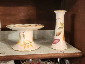 lot 181 image: Selection of pieces from the White Barn Candle co.