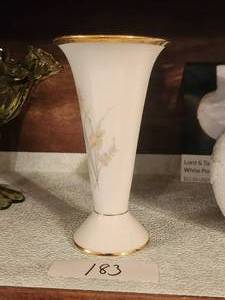 lot 183 image: Vintage Royal Porzellan Bavaria Germany vase