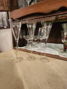 lot 189 image: Set of 3 Dove and heart etched champagne glasses