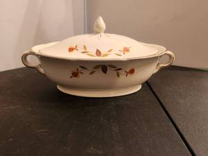 lot 269 image: Halls Superior Quality Kitchenware - Jewel Tea Autumn Leaf - 2 handle oval casserole dish with lid - by Mary Dunbar