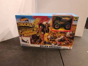 lot 270 image: Hot Wheels - Big Air Breakout - track set