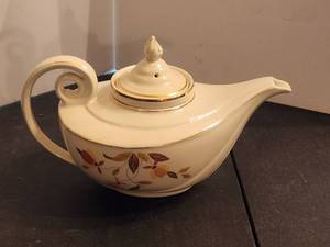 lot 278 image: Halls Superior Quality Kitchenware - Jewel Tea Autumn Leaf - Aladdin tea pot wlid & infuser - by Mary Dunbar