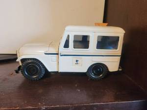 lot 291 image: Vintage Metal mail Jeep bank