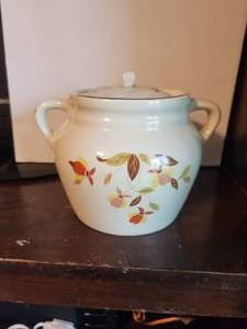 lot 292 image: Halls Superior Quality Kitchenware - Jewel Tea Autumn Leaf - 2 handle bean pot - by Mary Dunbar