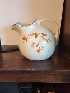 lot 299 image: Halls Superior Quality Kitchenware - Jewel Tea Autumn Leaf - Ball Pitcher ice lip - by Mary Dunbar
