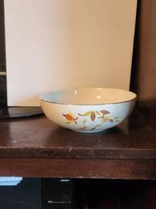 lot 304 image: Halls Superior Quality Kitchenware - Jewel Tea Autumn Leaf - 2qt salad bowl - by Mary Dunbar