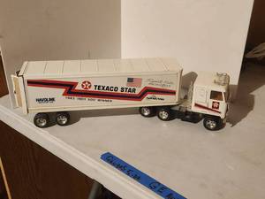 lot 325 image: Ertl Texaco Star racing team truck and trailer