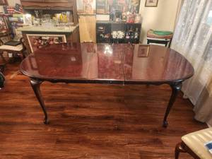 lot 234 image: Queen Anne style dining table & 2 Leafs