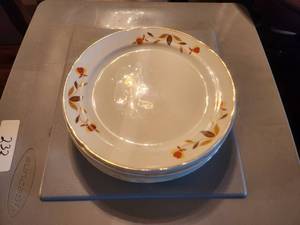 lot 140 image: Halls Superior Quality Kitchenware - Jewel Tea Autumn Leaf - 8- plates - by Mary Dunbar