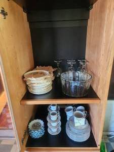 lot 255 image: Shelf lot of home decor.