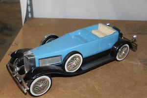 lot 8 image: 1934 Duesenberg James Beam Decanter