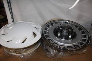 lot 27 image: Two Sets of 4 Hubcaps, style and color shown in photos