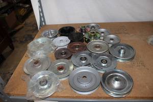lot 29 image: Generous Variety of pulleys, Various sizes and thicknesses
