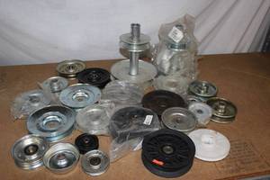 lot 30 image: Generous Variety of pulleys, Various sizes and thicknesses