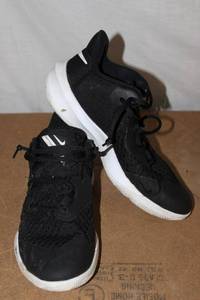 lot 70 image: Nike Zoom Hyper speed Court  Womens size 7