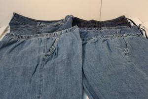 lot 37 image: Womens Clothing Denim Shorts Size Small (46) (5 Pair) Jones Sport and White Stagg