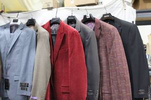 lot 55 image: Mens Suits Vitali S36W30, Fabio Fabrinni 38R, SeanJohn Red 40, Angelo Rossi Gray stripe 36S, Bruno Conte XL, Marc Tulio Stripe