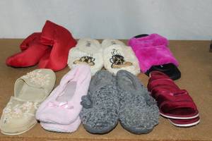 lot 149 image: Ladies House Slippers in color and style shown