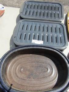 lot 41 image: speckled roaster with lid, 6 new broiler pans with inserts