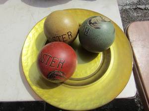 lot 51 image: Decretive plate with 3 rooster dcor balls for home dcor