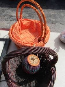 lot 53 image: Set of orange wicker handled baskets qty 2,  Brown handled wicker basket qty 1