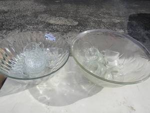 lot 67 image: 2 Large clear glass punch bowls, both have matching cups to go with them, both in good condition