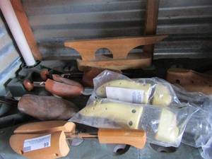 lot 99 image: Newer and vintage shoe stretchers qty 8