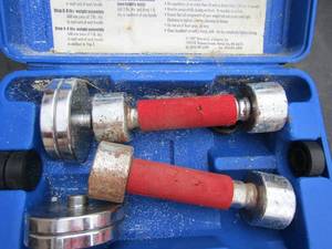 lot 14 image: Set of 2lb hand dumbell weights in caring case